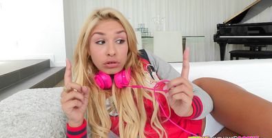 Sexual diva Carmen Caliente and bf are crazy to have steamy sex as soon as possible